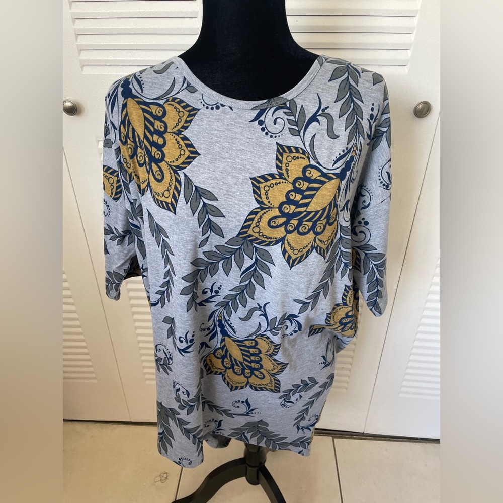 LulaRoe Top 5 for $25 🤍💚
